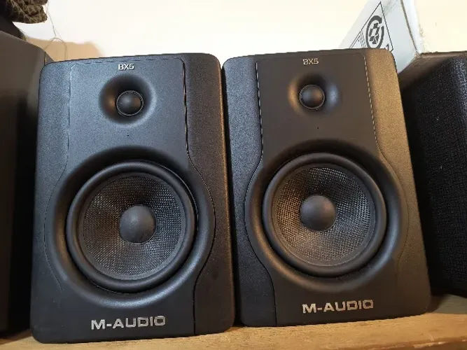  Monitores de áudio M-Audio BX5 D2 (70W) - caixas profissionais para mixar na gravação 