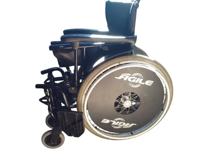 CADEIRA RODAS JAGUARIBE  PRATICAMENTE NOVA SUPORTA 120 KG DOBRAVEL