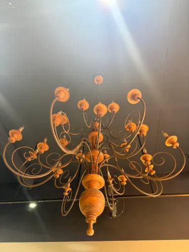 Lustre de teto com corrente 24 braços madeira maciça e ferro