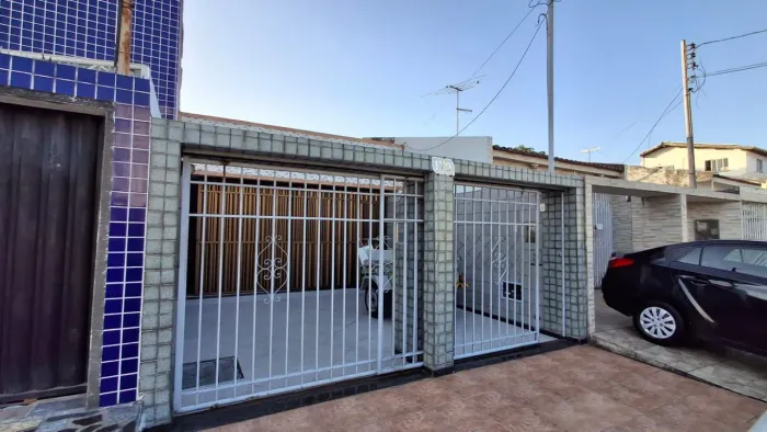 Alugo Casa Grande com 3/4 - Garagem 4 vagas