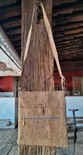 Bolsa portuguesa, em pele de sobreiro, da marca LA.