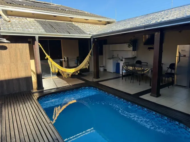 Casa jardim Atlântico com piscina