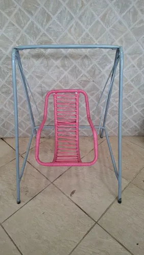 Balanço infantil de ferro, cinza e rosa 