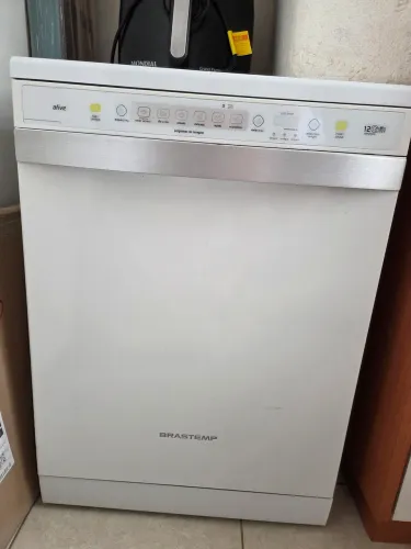 Vendo máquina de lavar louça Brastemp 12 serviços.