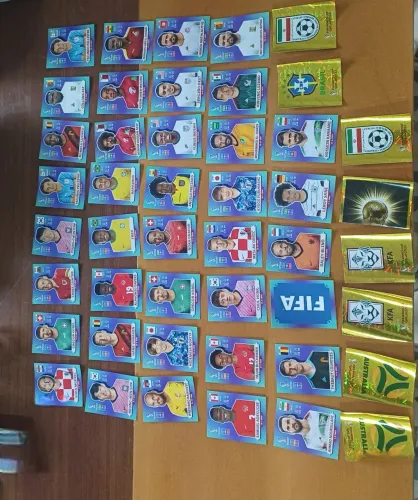 Lote com 46 Figurinhas Copa do Mundo Catar 2022 (Com Brilhantes e Repetidas)