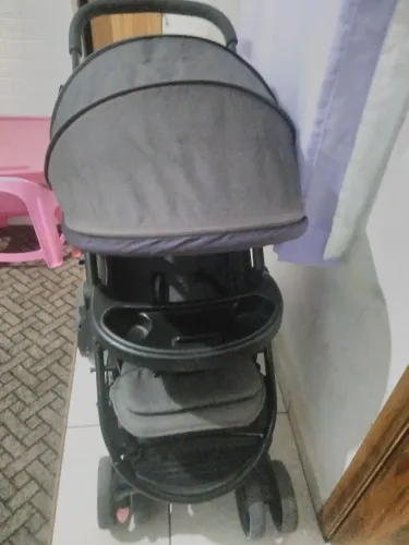 Vendo esse carrinho de bebê semi-novo em boas condições de uso por 200 reais