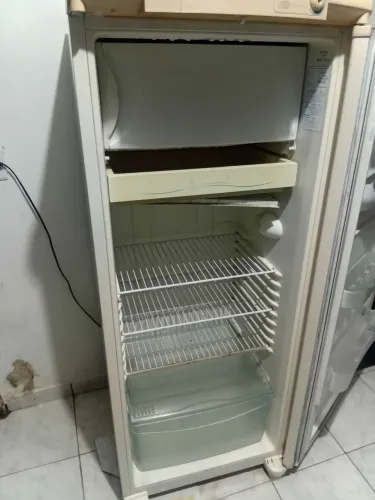 geladeira usada em bom uso, com detalhe de um descolamento na gaveta abaixo do freezer