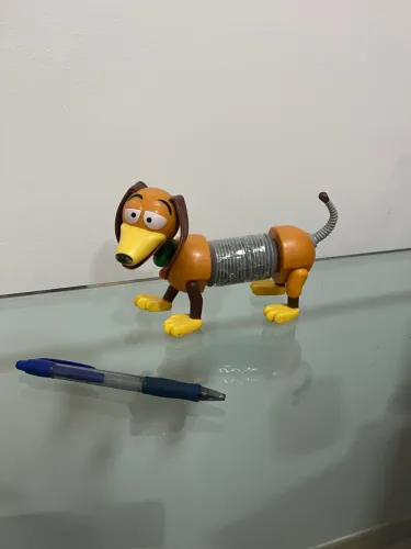 Brinquedo cachorrinho do toy story. Mola rompida e tá colada com fita adesiva plástica