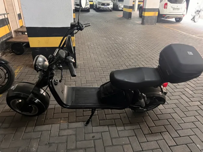 Moto Elétrica Estilo Custom com Baú 