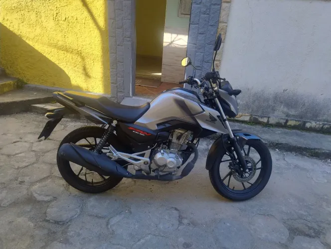 Vendo fan 160 ano 25/26 moto zero.. menos de 2mil km rodados... único dono..chave reserva 