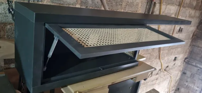 QUEIMÃO/OPORTUNIDADE Aparador/rack suspenso em MDF e palhinha 
