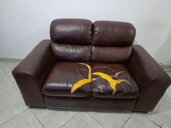 SOFÁ DE DOIS LUGARES COURO SINTÉTICO