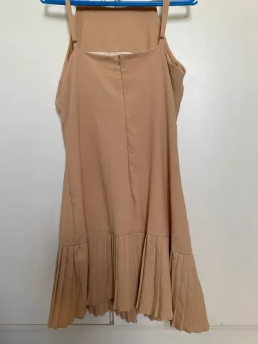 Vestido bege com barra plissada 