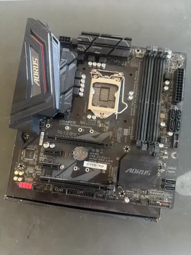 Gigabyte Z370M AORUS Gaming com soquete LGA 1151.