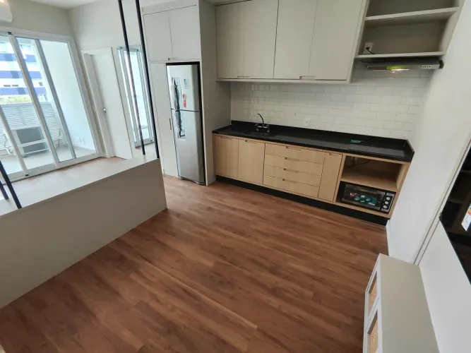 1 Dormitório com armário 5 portas, cama colchão, com suíte varanda e 1 Garagem Metrô