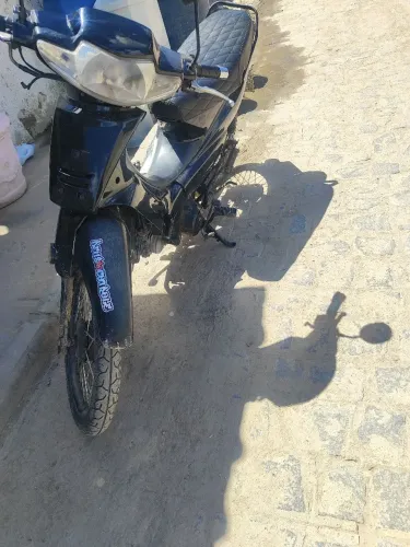Moto extra muito boa tá devendo 180 e tá com duas multas tem documento placa das novas