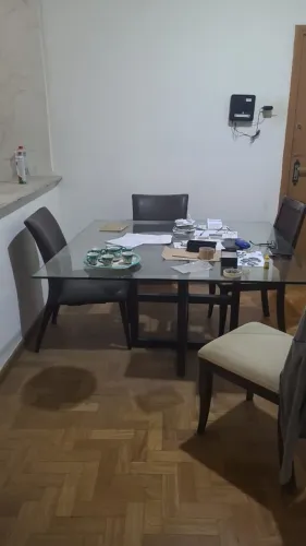 Mesa com tampo de vidro e 6 cadeiras