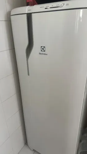 Geladeira Electrolux RE31 Degelo Prático 
