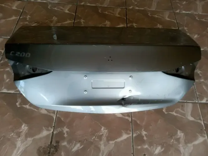 Tampa traseira Mercedes Benz C200 2023 (Detalhe)