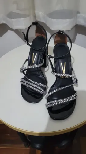 Sandália de salto alto Vizzano preta com strass