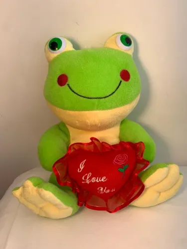 Sapo de pelúcia com coração