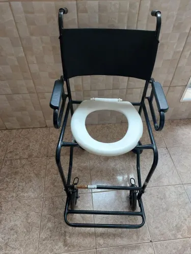 Cadeira higiênica escamoteável