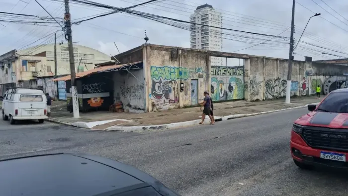 Esquina med. 50x50 na Av. Marquês de Herval, esq. com Enéas Pinheiro.