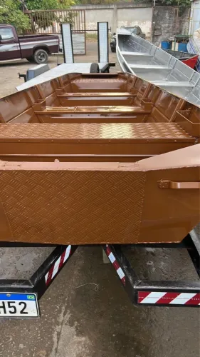 Barco com carretinha e motor 