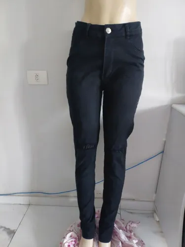 Calça Jeans Preta Skinny com Detalhes Rasgados