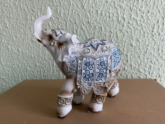 Elefante em Resina Branca com Pedraria