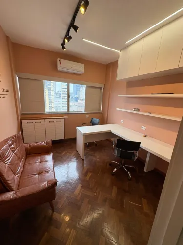 sala mobiliada em escritório para advogadas