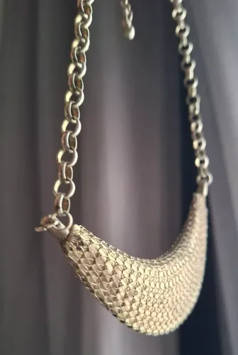 Colar egípcio meia lua metal dourado