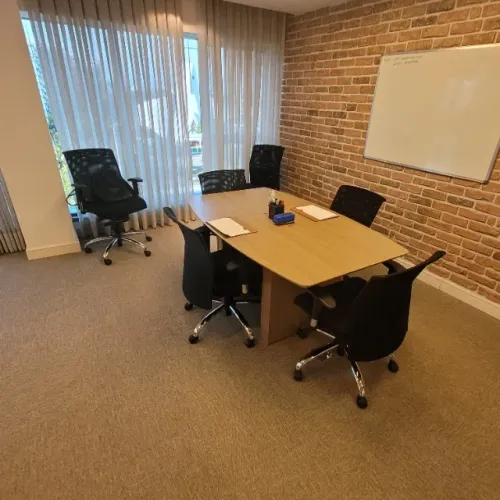 Mesa e cadeiras giratórias de escritório