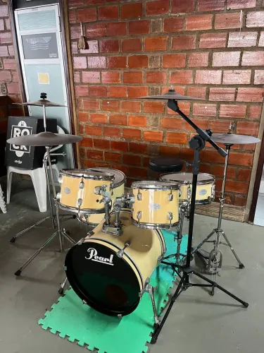 Bateria Pearl Soundcheck + Kit de Pratos Zildjian ZBT + Brindes