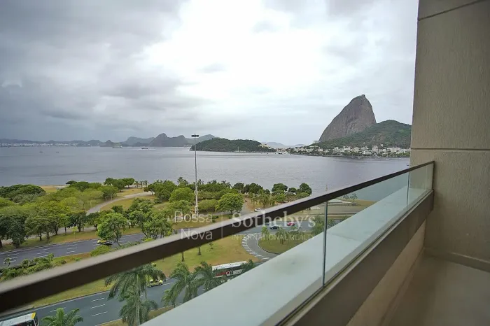 Apartamento com vista para o mar e planta funcional em edifício com lazer completo