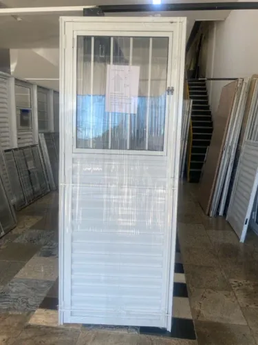 QUEIMA DE ESTOQUE PORTA SOCIAL ALUMÍNIO BRANCO COM JANELINHA 2.10X80