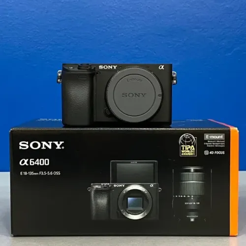 Câmera Sony Alpha ILCE-A6400M Kit 18-135MM F3.5-5.6 NOVA/LACRADA