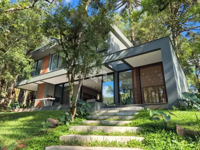 Casa com três suítes no Res. Pinheiro Grosso em Canela