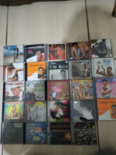 CDs de artistas e estilos musicais variados