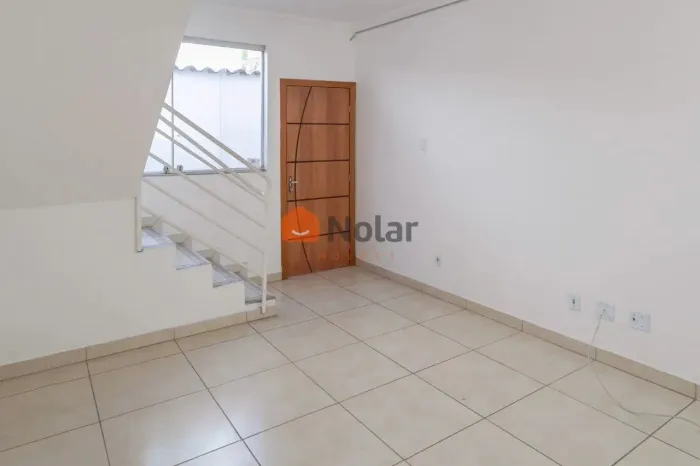 CASA DUPLEX COM 02 ÁREAS PRIVATIVAS E VAGA COBERTA