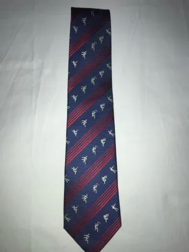 Gravata azul com detalhes esportivos 