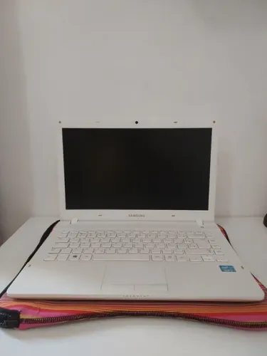 Notebook Samsung branco em ótimo estado