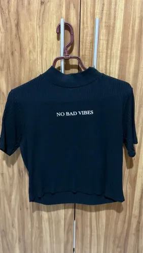 . Blusa Canelada Preta ?No Bad Vibes? - Cropped (Tam. P/M)