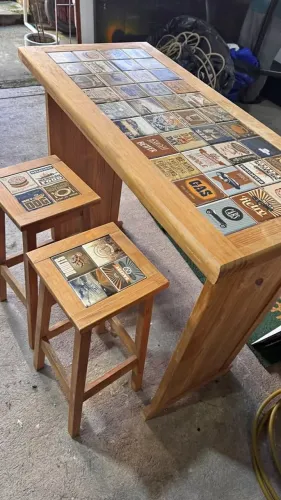 Mesa Alta com 2 Banquetas - Acabamento em Cerâmica