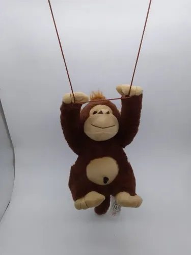 Pelúcia Gorila C/ Sensor Assobio Fiu Fiu Pendurar 25 Cms 