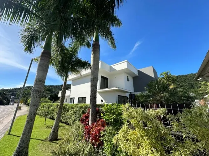 Casa Exclusiva em Condomínio de Alto Padrão - Em Frente à Praia da Cachoeira do Bom Jesus,