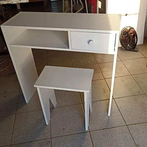 Mesa com banquinho 