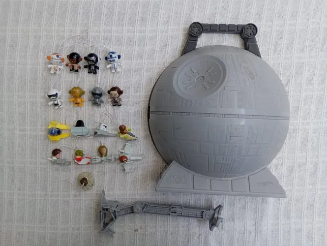 Coleção Kinder Ovo Star Wars + Stand Estrela da Morte - 17 peças