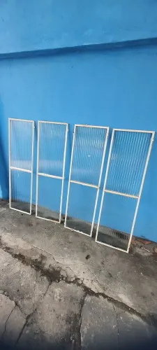 Janela em aço com vidro canelado alt 1,28m X 37cm (4 un) em perfeito estado de. 