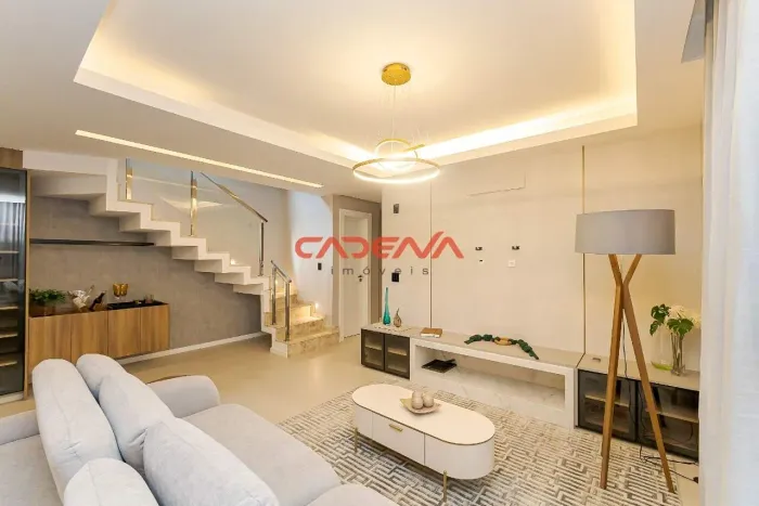 Casa com 3 quartos e 2 vagas para aluguel no Santa Felicidade